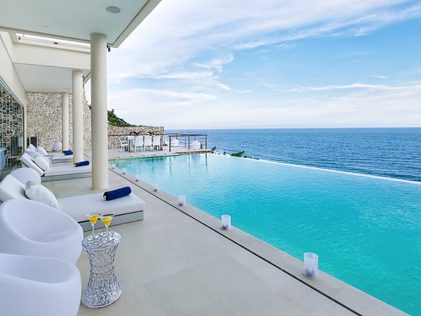 Grand Cliff Front Residence - Relaxing pool side